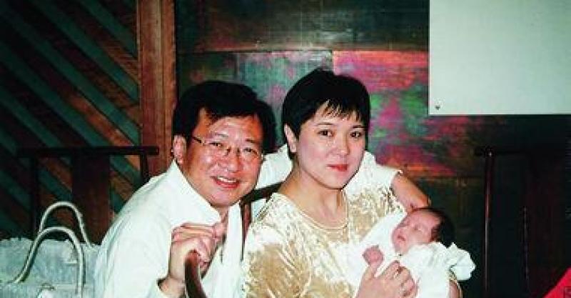 欢喜哥许绍雄全家照,与妻子相守26年甜蜜如初,女儿漂亮颜值高