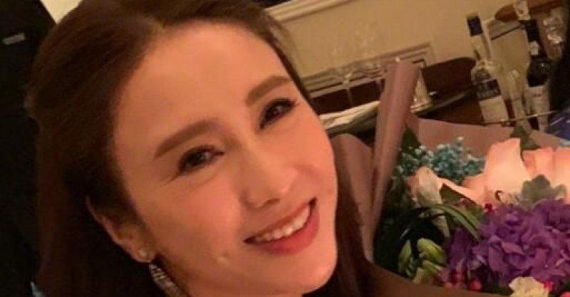 47岁黎姿和老公同框庆生,皱纹深到厚粉盖不住,网友:小结巴老了
