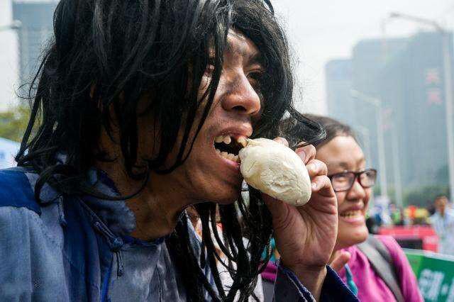 女儿每天给乞丐一个馒头,10年后村里来一排豪车,见到来人她傻了