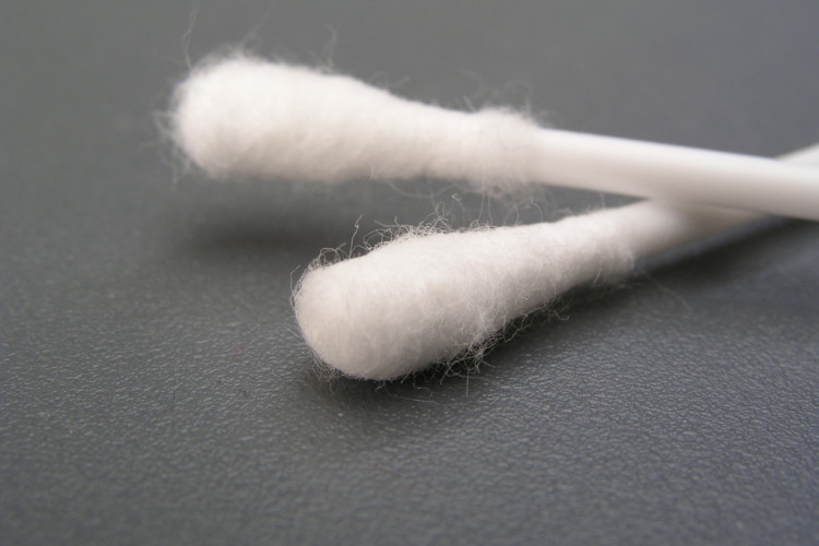 洗完澡后,用「棉花棒」清耳屎是错的!