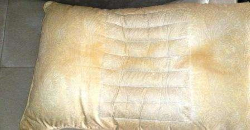 枕头发黄变脏别急著扔!在水里放点「它」,就能让枕头乾净如新!