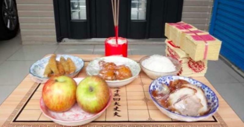 拜地基主用「矮供桌」备好五菜一汤,女儿一个动作众人笑疯!