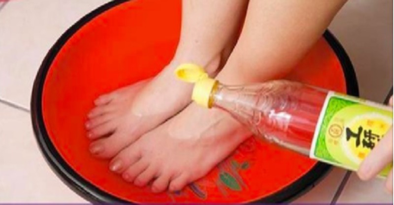 冬季洗脚水里加两勺白醋,随后发生的效果你会觉得很不可思议!