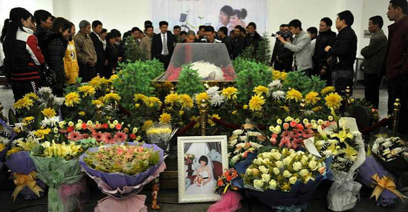 镜头下:一场火葬场的婚礼,感动亿万人!