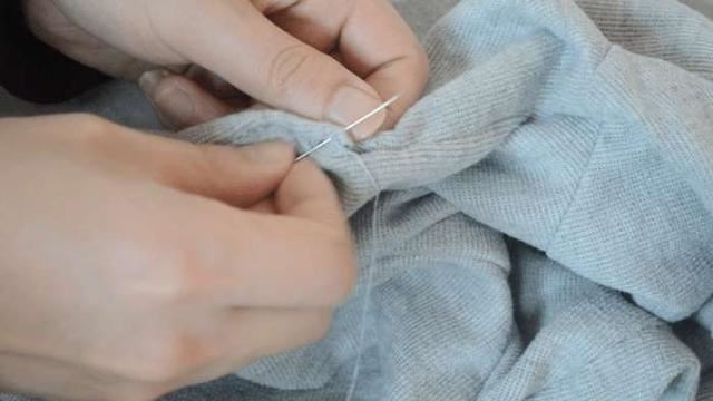 衣服开线了怎麼办?老裁缝教我无痕缝法,非常实用,缝完不留痕迹