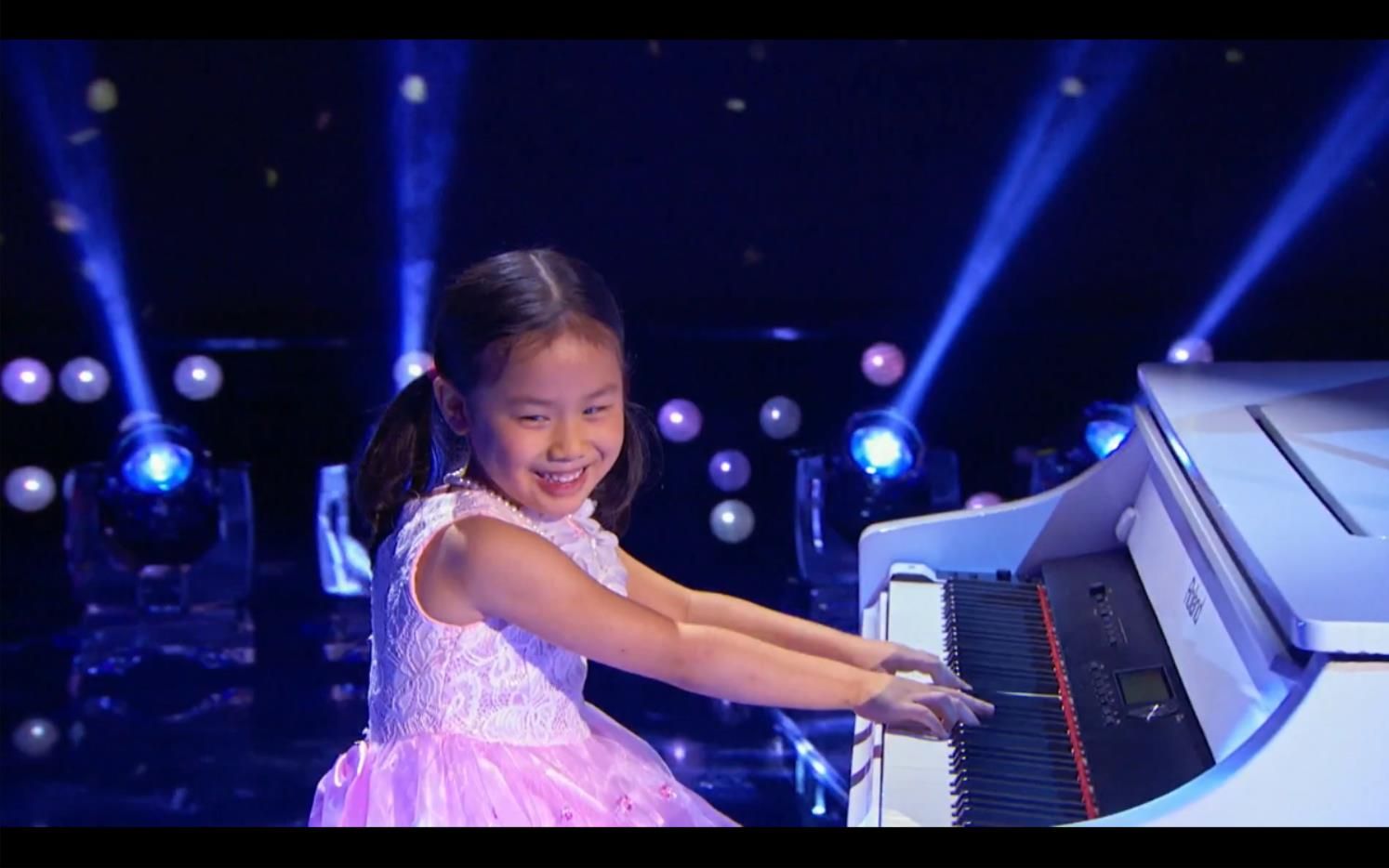 当她碰到钢琴「立马变了一个人」现场全为她疯狂!