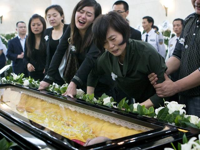 他生前资助183名贫困儿童,死后却无钱下葬,五年后妻子被人