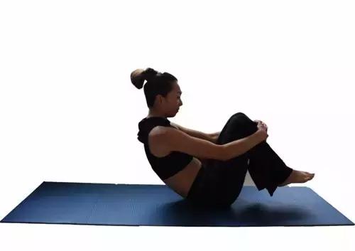 瑜伽「摇摆式」,1招解决10种病,床上就能练!