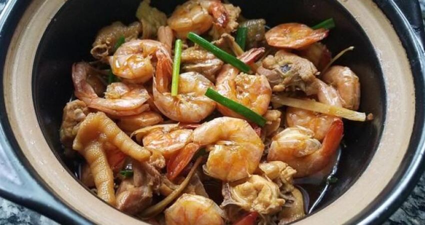大虾跟鸡肉一起焖,那味道又鲜又好吃,太下饭了